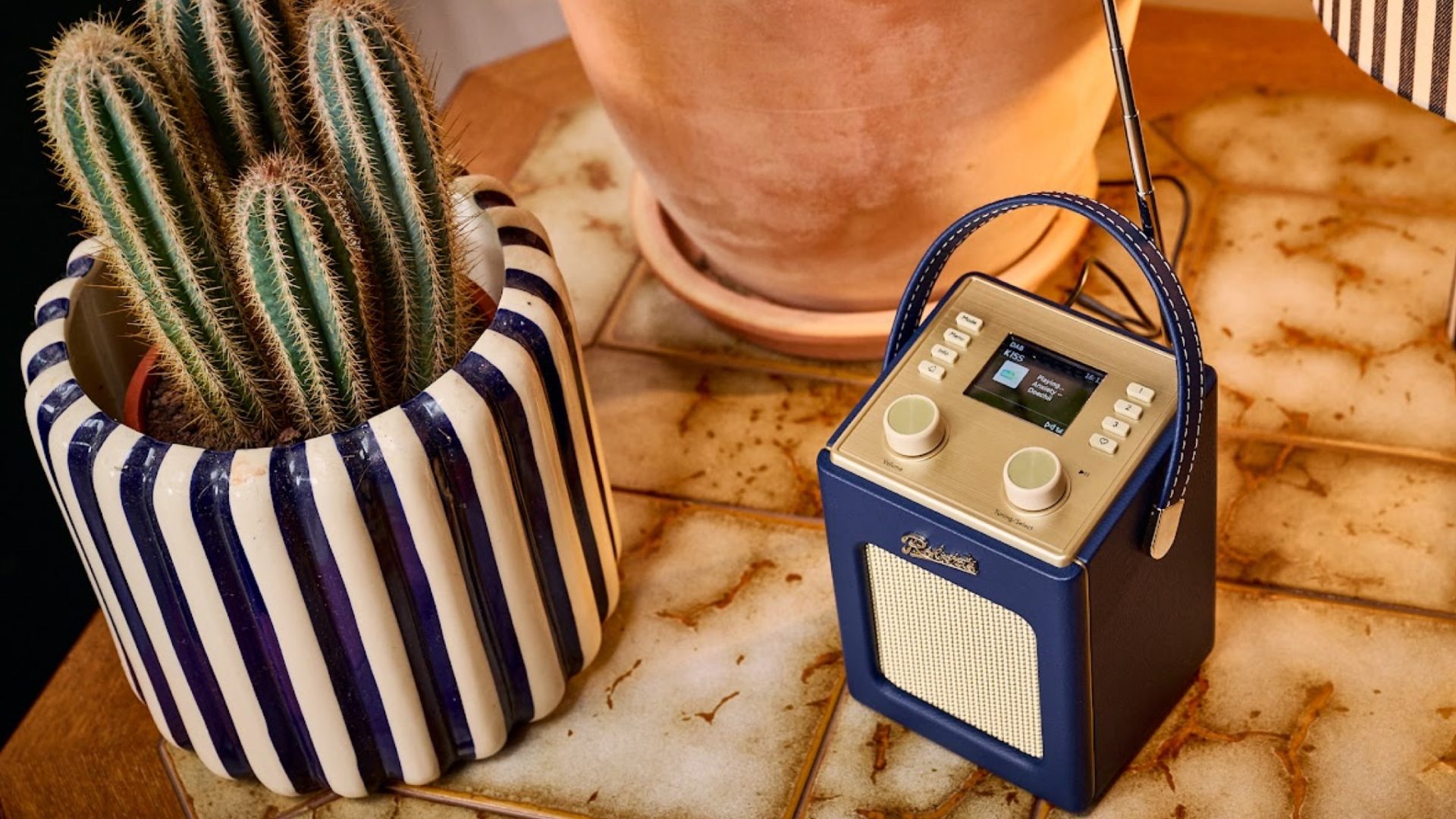 Roberts Revival Mini 2: Ретро-стиль встречает звук нового поколения картинка Roberts Revival Mini 2: Ретро-стиль встречает звук нового поколения