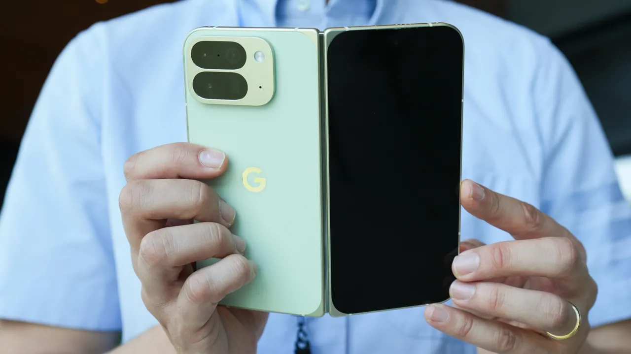 Google Pixel 10 Pro Fold vs Samsung Galaxy Z Fold 7: битва без компромиссов и ценника фото