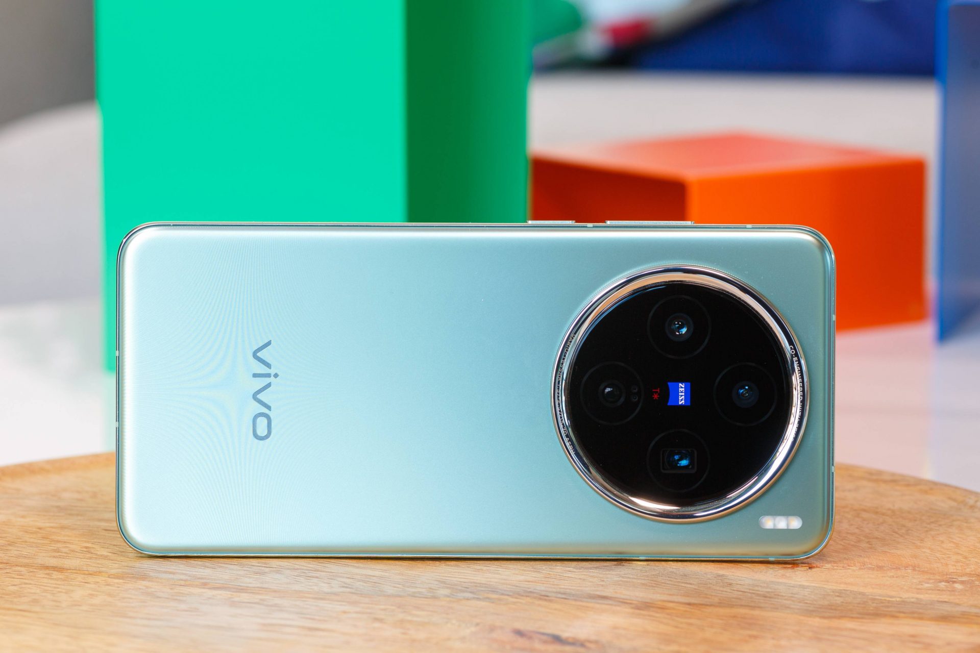 467896Vivo X300 раскрывает секреты: 50 МП для селфи и ультразвуковой дактилоскоп