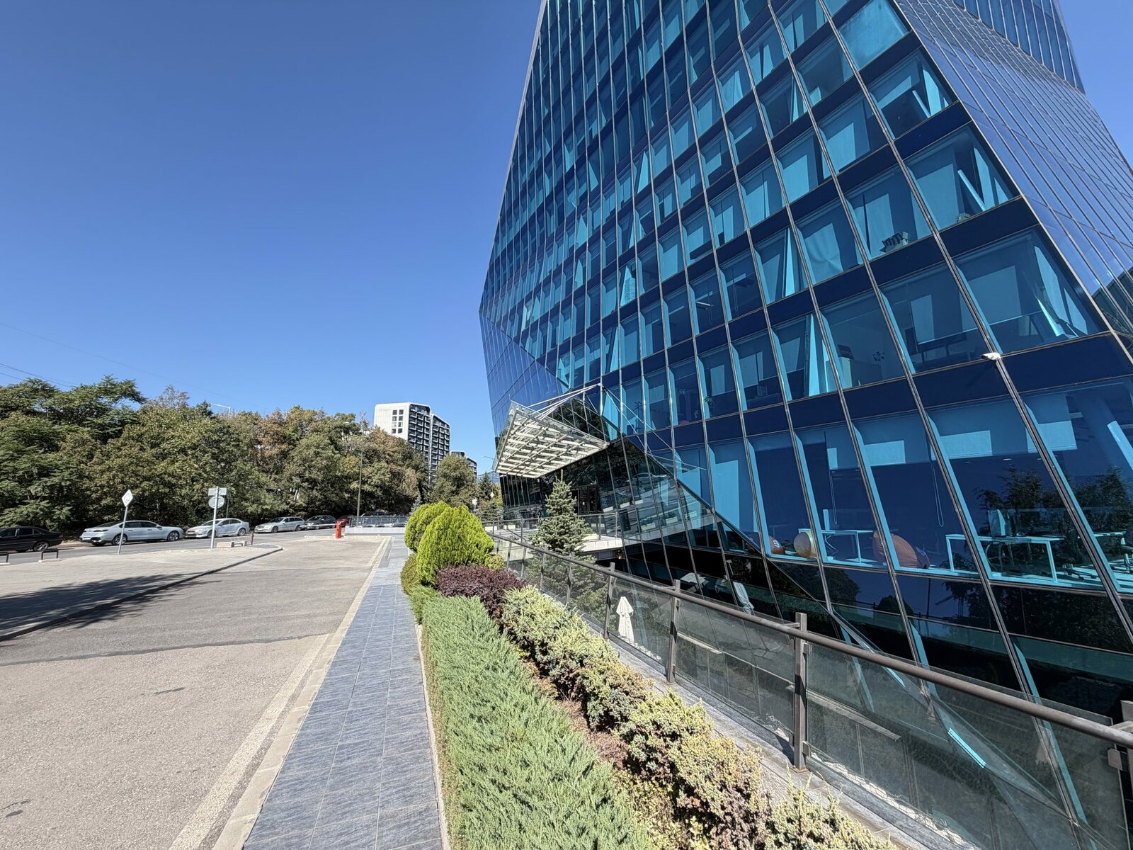 Обзор iPhone 17 Pro Max: отличная производительность и спорный дизайн картинка iPhone 17 Pro Max