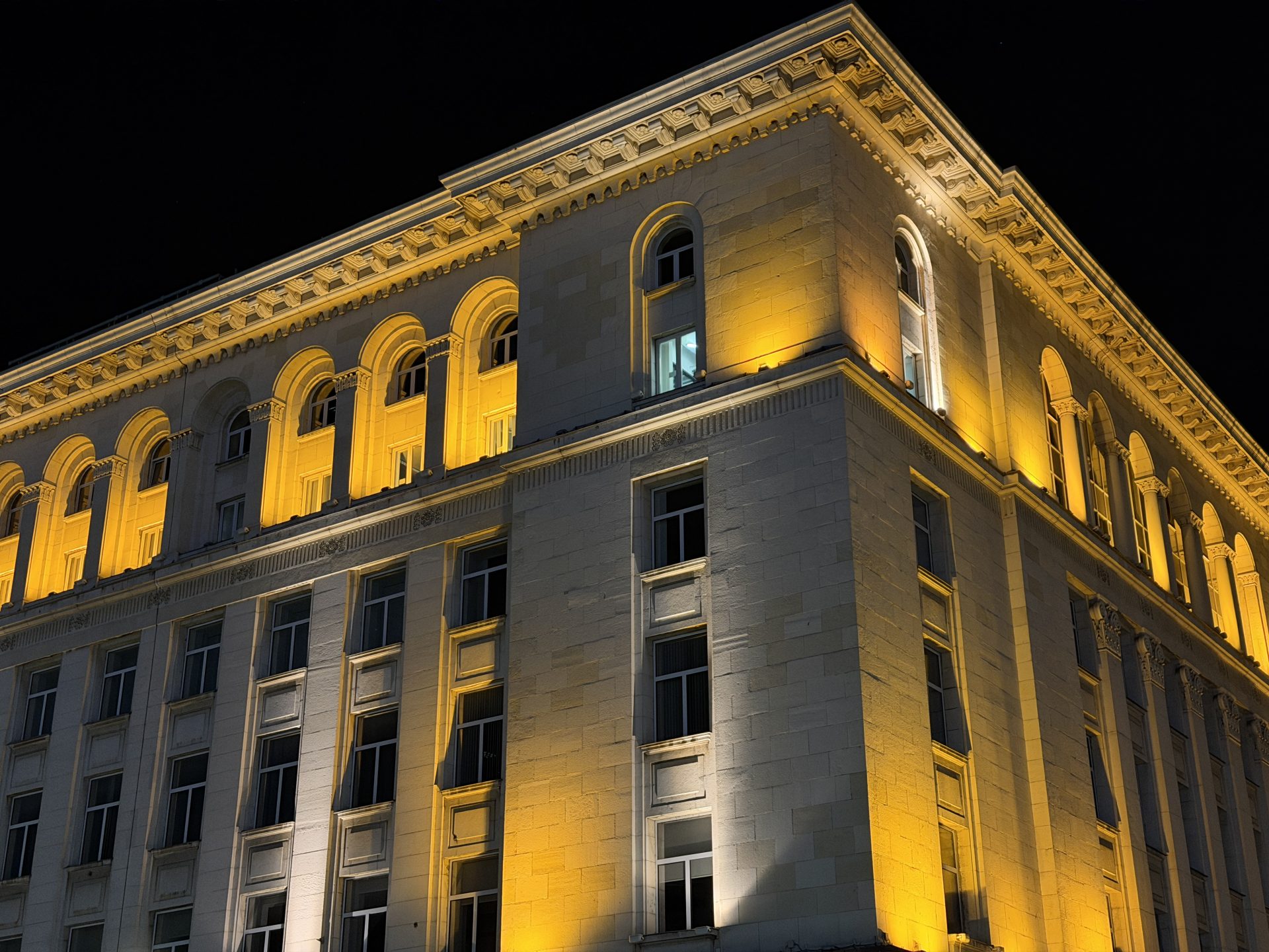 Обзор iPhone 17 Pro Max: отличная производительность и спорный дизайн картинка iPhone 17 Pro Max