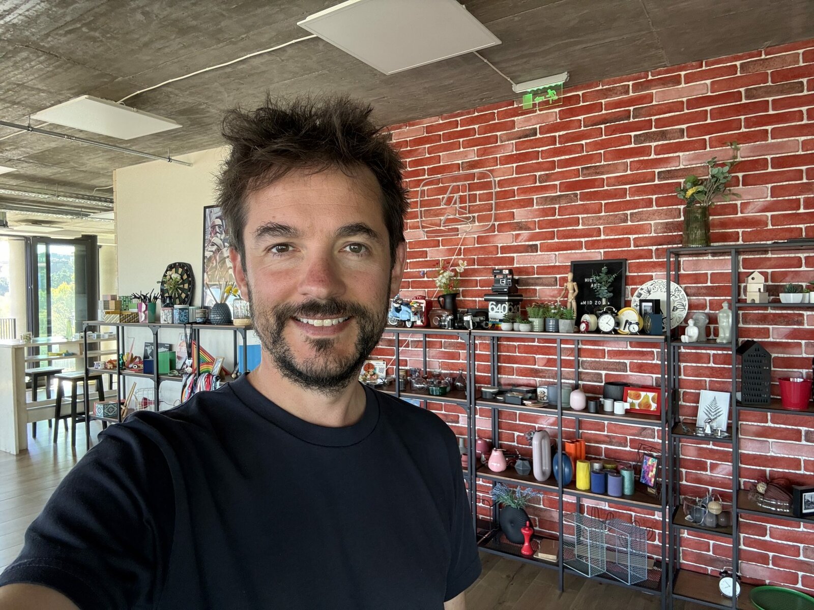 Обзор iPhone 17 Pro Max: отличная производительность и спорный дизайн картинка iPhone 17 Pro Max