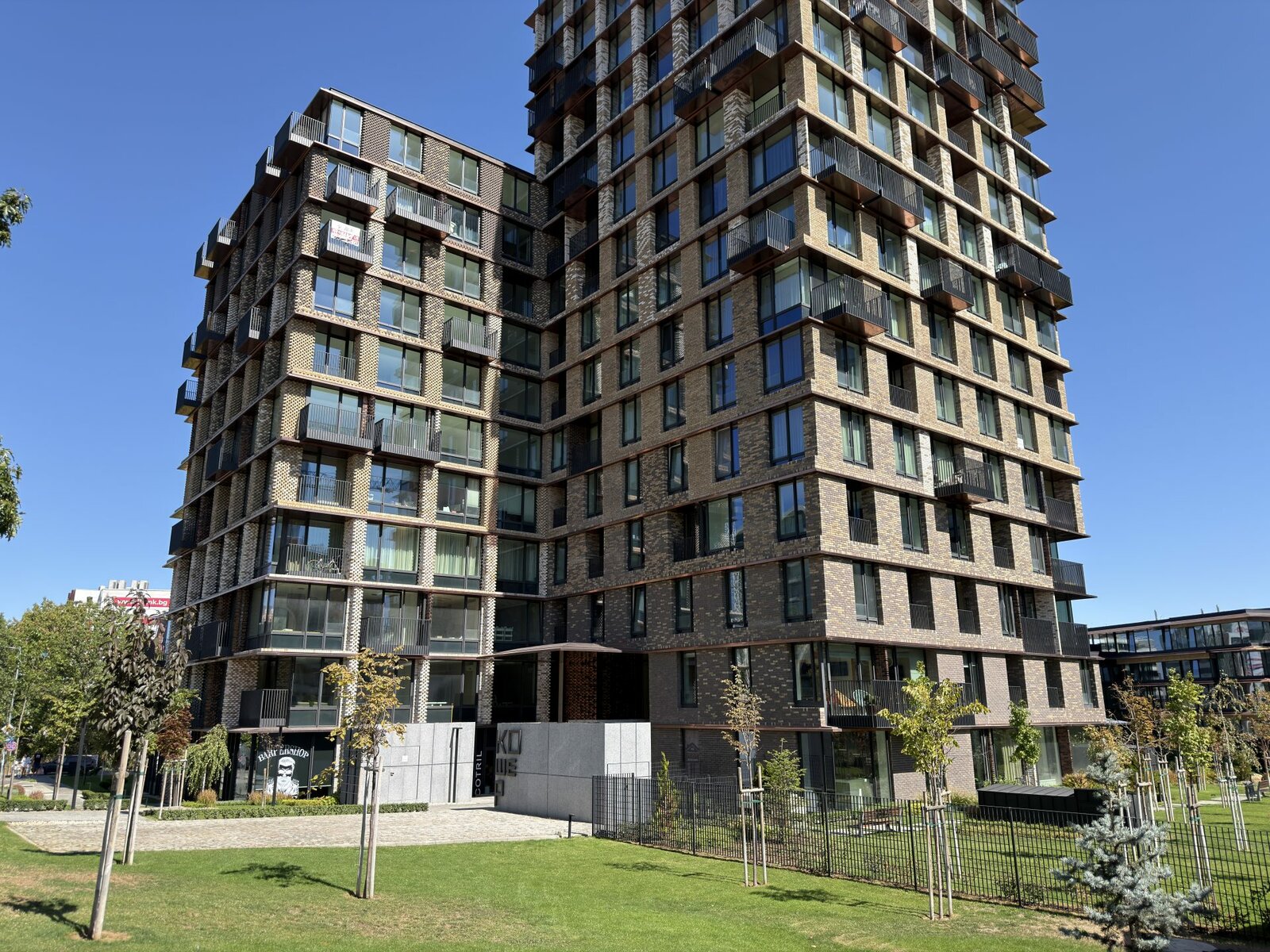 Обзор iPhone 17 Pro Max: отличная производительность и спорный дизайн картинка iPhone 17 Pro Max