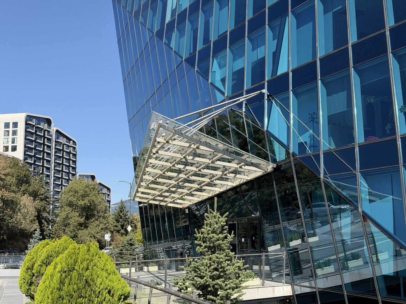 Обзор iPhone 17 Pro Max: отличная производительность и спорный дизайн картинка iPhone 17 Pro Max