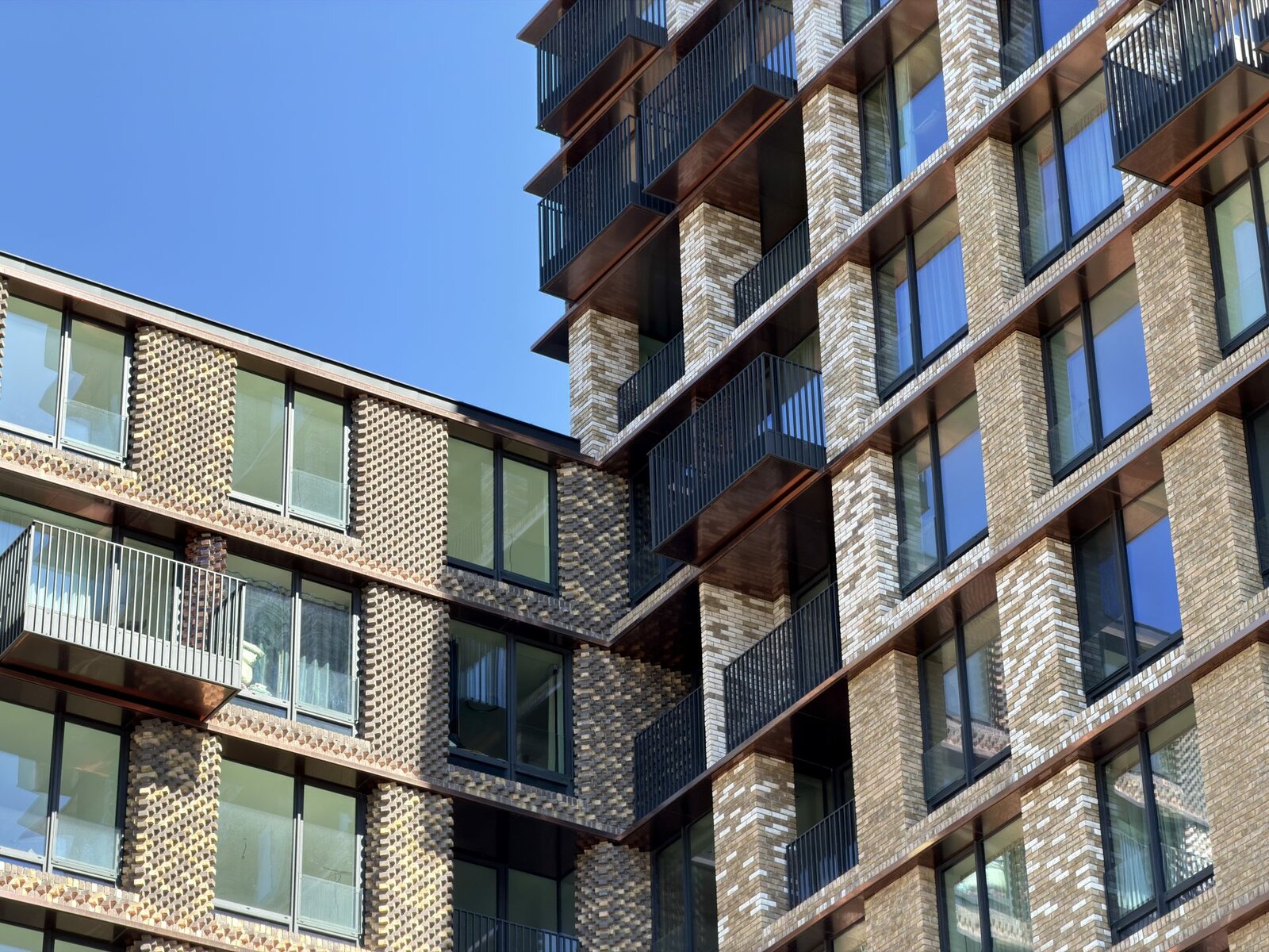 Обзор iPhone 17 Pro Max: отличная производительность и спорный дизайн картинка iPhone 17 Pro Max