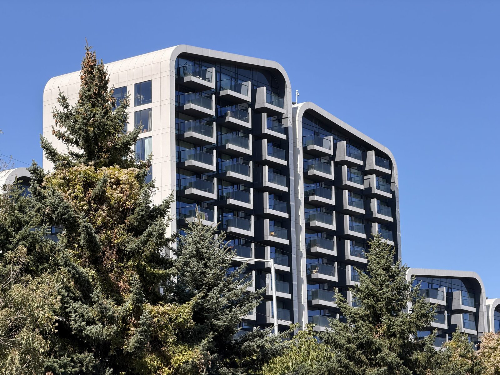 Обзор iPhone 17 Pro Max: отличная производительность и спорный дизайн картинка iPhone 17 Pro Max