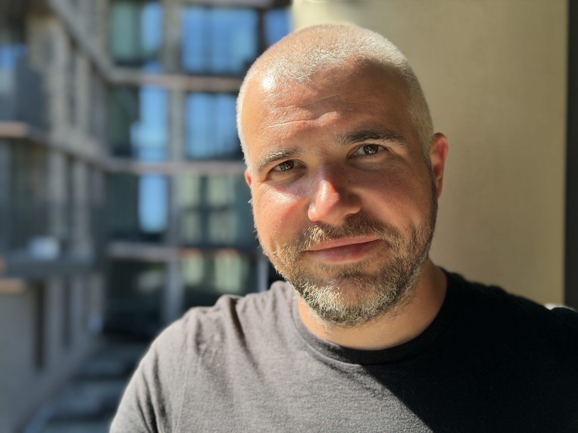 Обзор iPhone 17 Pro Max: отличная производительность и спорный дизайн картинка iPhone 17 Pro Max