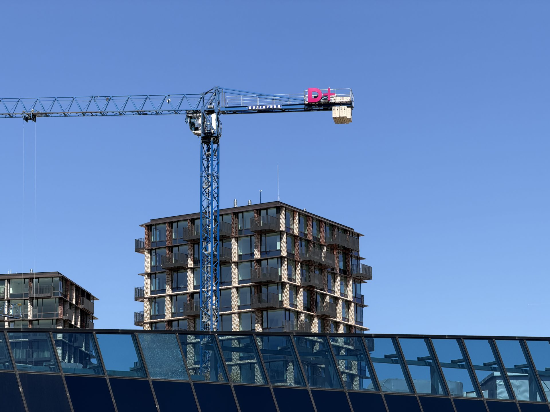 Обзор iPhone 17 Pro Max: отличная производительность и спорный дизайн картинка iPhone 17 Pro Max