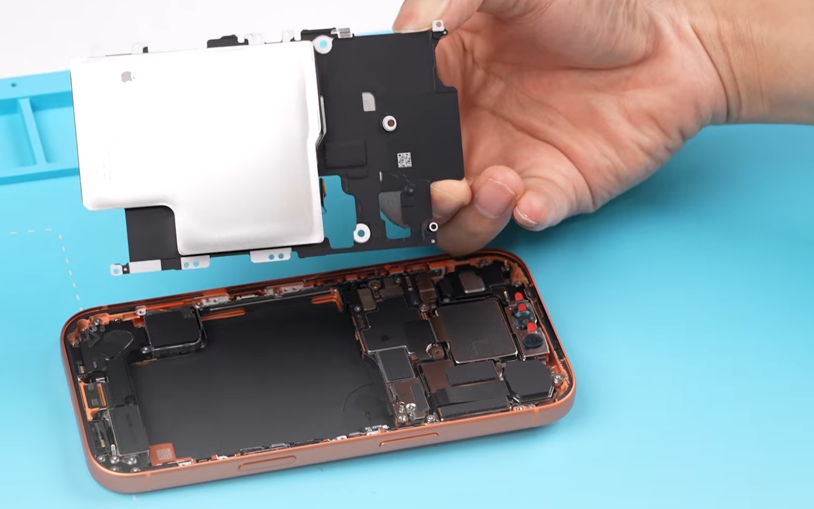 478054iPhone 17 Pro разобран в день релиза: что Apple спрятала внутри