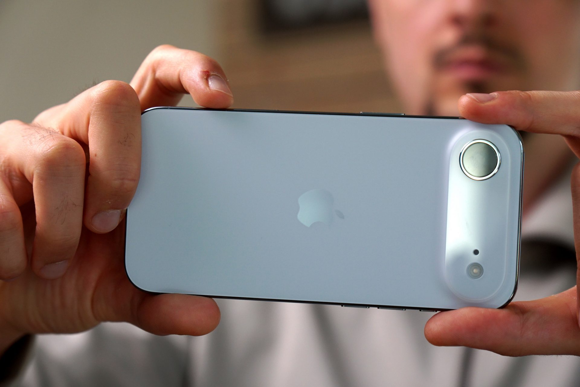 iPhone Air гнется, но не ломается: краш-тест показал, где у самого тонкого iPhone слабое место