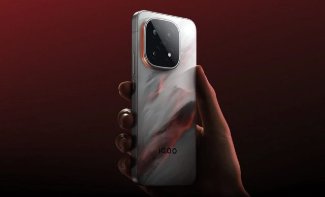 iQOO 15 получит экран от будущего Samsung Galaxy S26 Ultra и долгожданную беспроводную зарядку