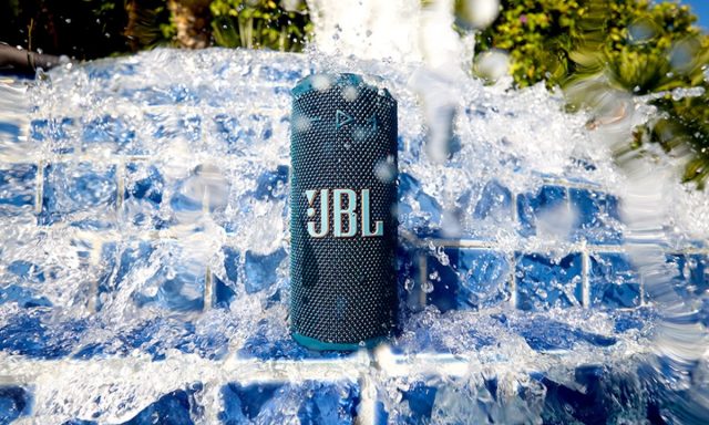 JBL Grip: Колонка размером с банку, но с голосом великана.