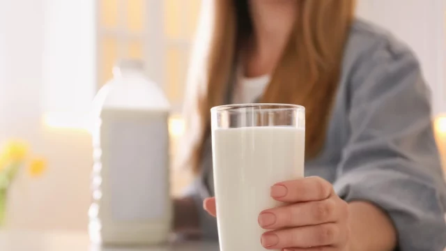 Эксперты: вы всю жизнь неправильно хранили молоко, и вот почему