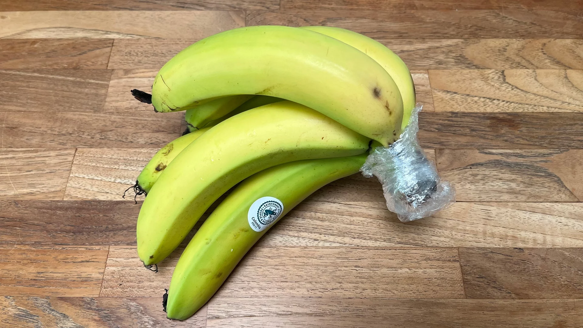 Этот простой трюк с пищевой пленкой заставит бананы не чернеть 2 недели. Почему его скрывают?