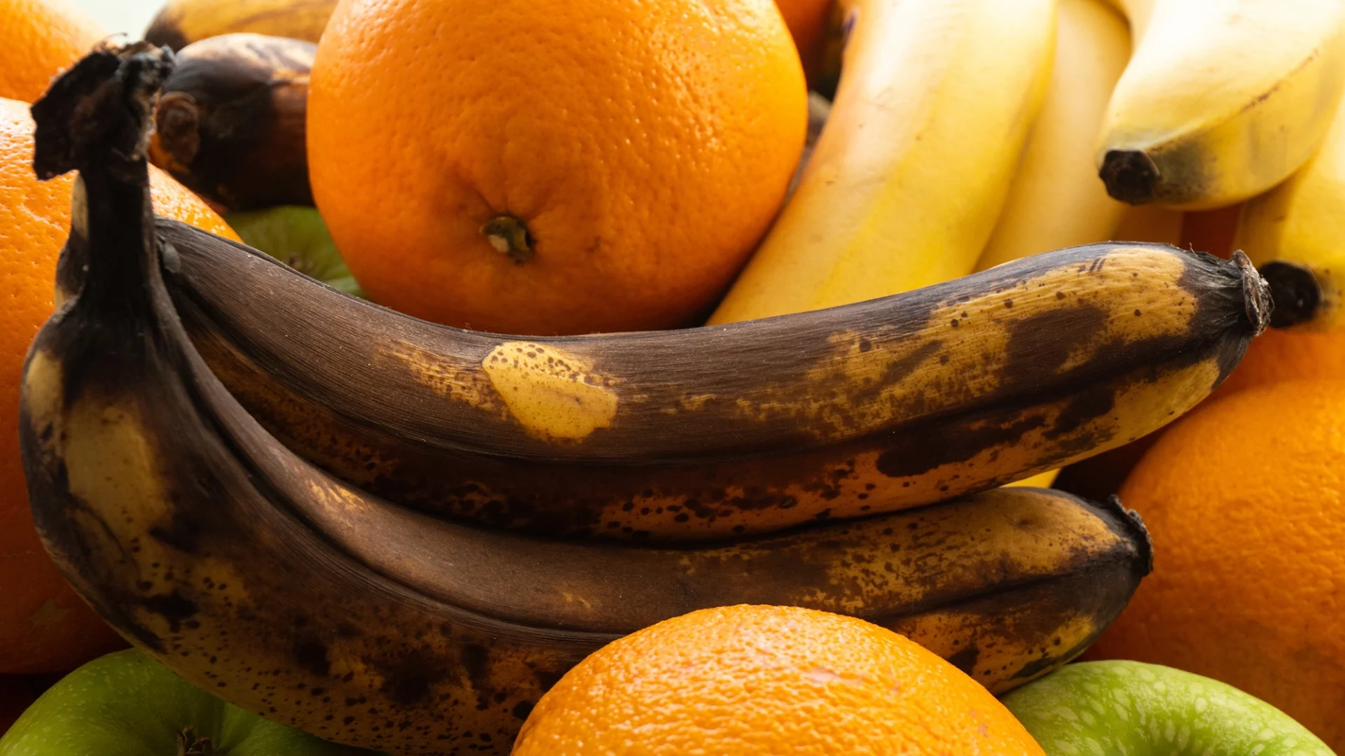 Этот простой трюк с пищевой пленкой заставит бананы не чернеть 2 недели. Почему его скрывают?