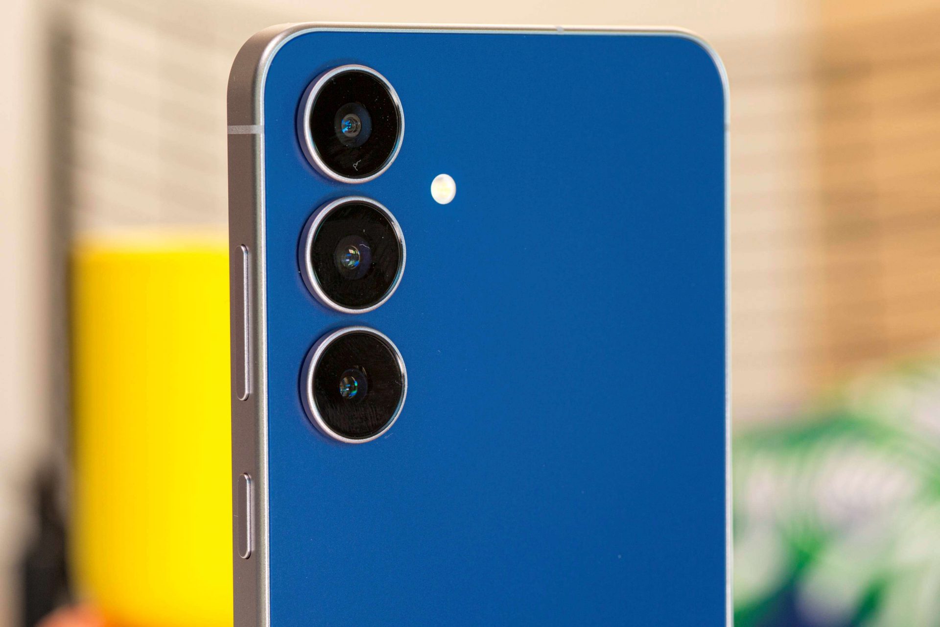 Магия Samsung: как Galaxy S25 FE стал легче, получив батарею большего размера