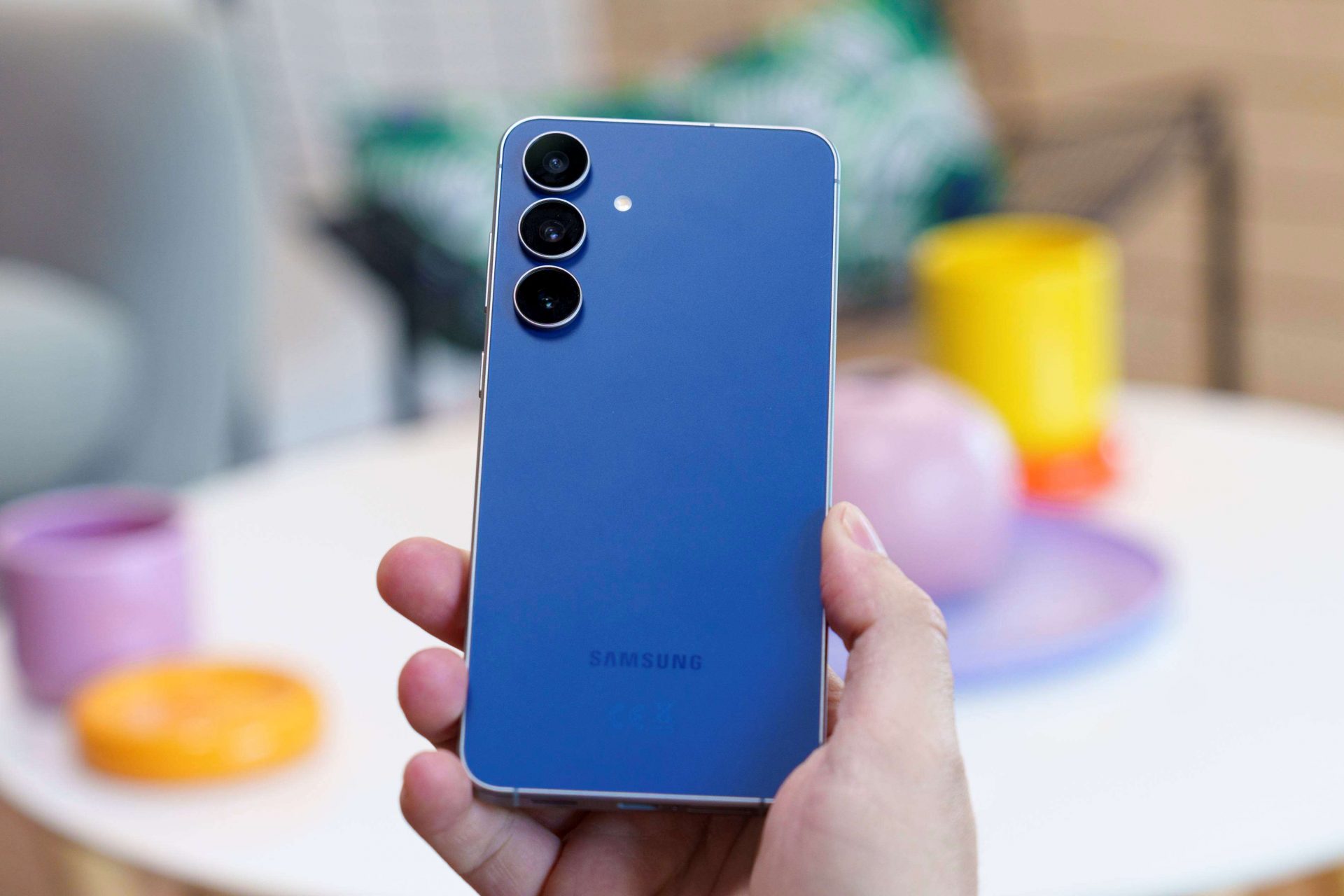 Магия Samsung: как Galaxy S25 FE стал легче, получив батарею большего размера