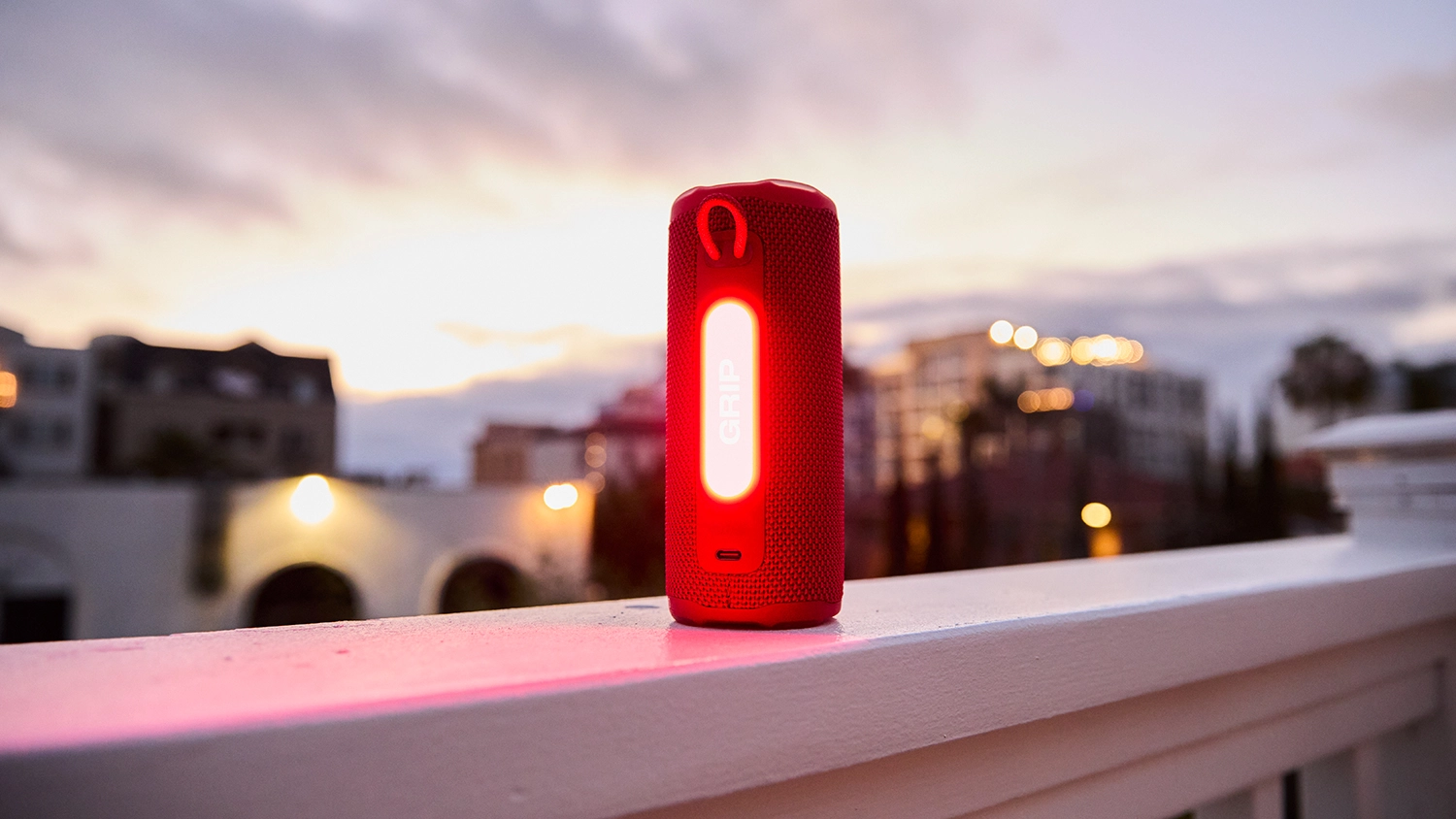 JBL выпустила идеальную колонку для вечеринок на ходу картинка JBL выпустила идеальную колонку для вечеринок на ходу