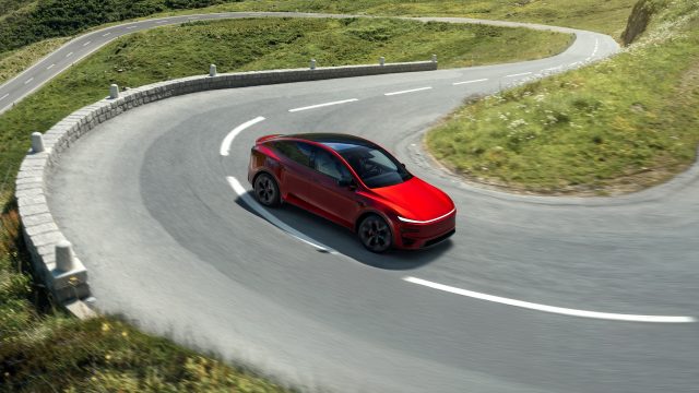 Безумная мощь: Tesla показала Model Y быстрее Porsche 911