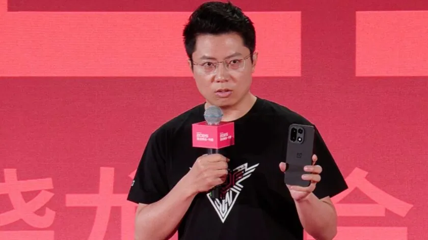 Первый взгляд на новый смартфон OnePlus 15 в черном цвете картинка Мы только что впервые официально увидели OnePlus 15