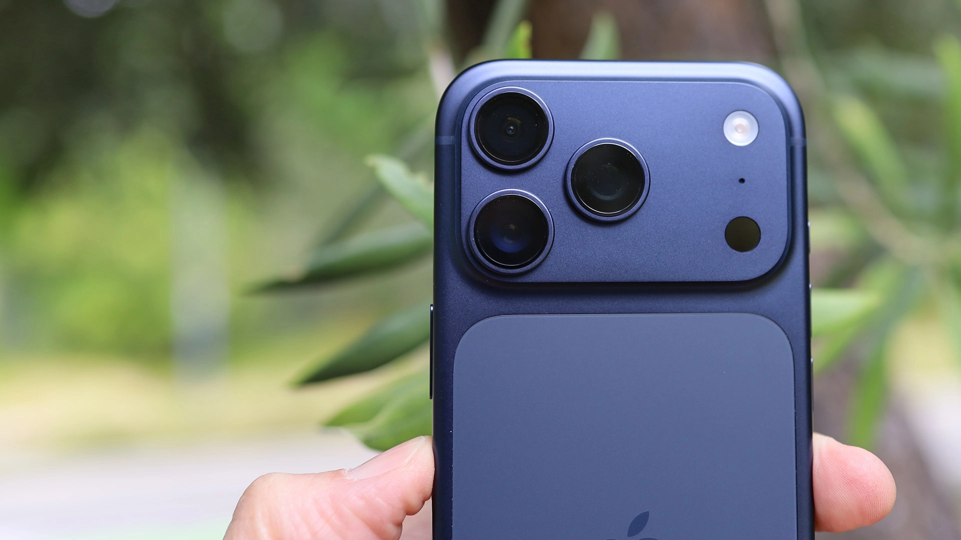 Не успели выйти: в камерах новых iPhone 17 Pro и Air уже нашли странный сбой