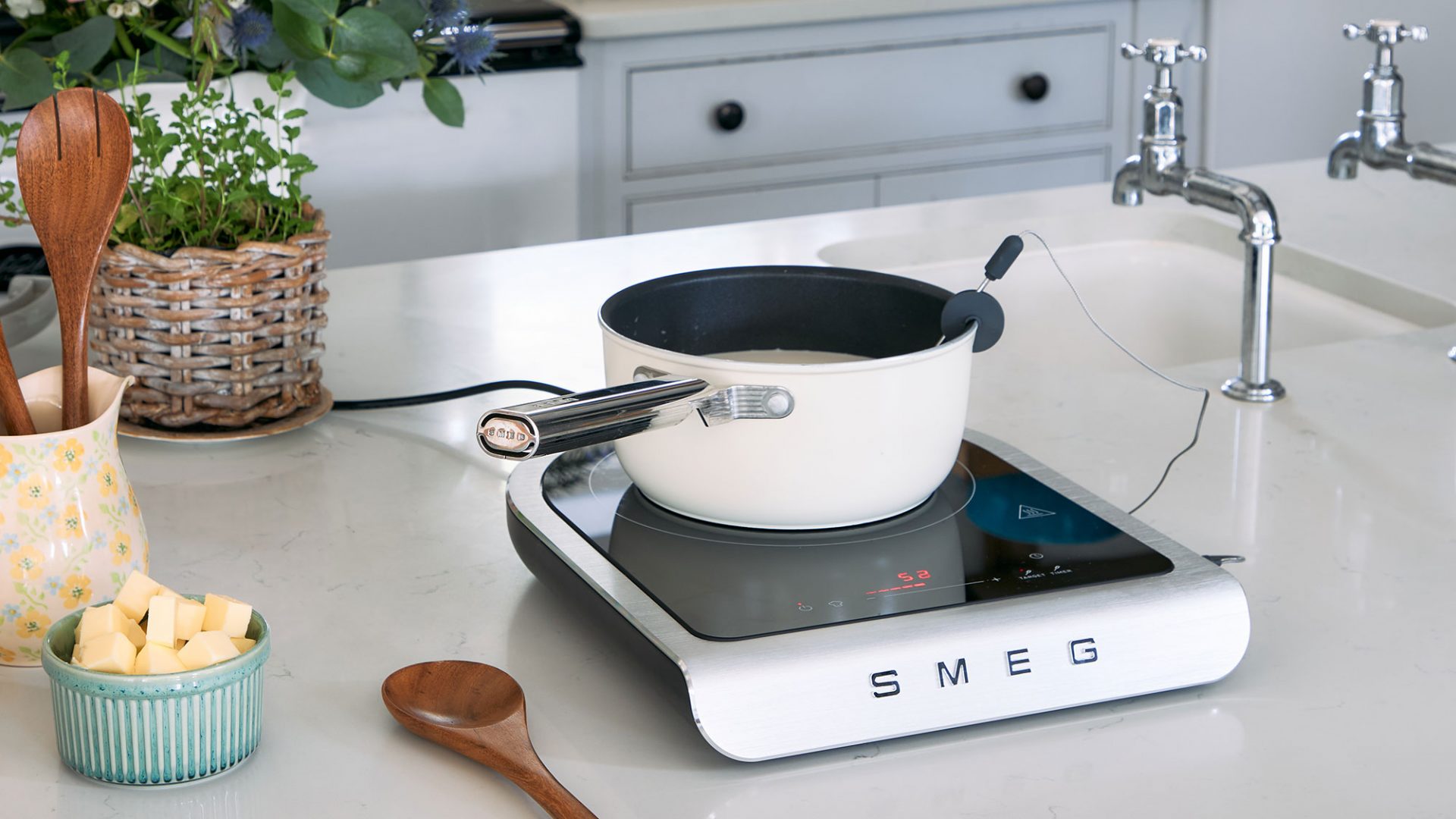 Smeg выпустила портативную плитку: почему это хит сезона после первых тестов? картинка Smeg выпустила портативную плитку: почему это хит сезона после первых тестов?