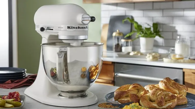 KitchenAid обновил миксер: фарфорово-белый цвет, но не хватает смелости! картинка Новый цвет миксера KitchenAid — фарфоровый белый
