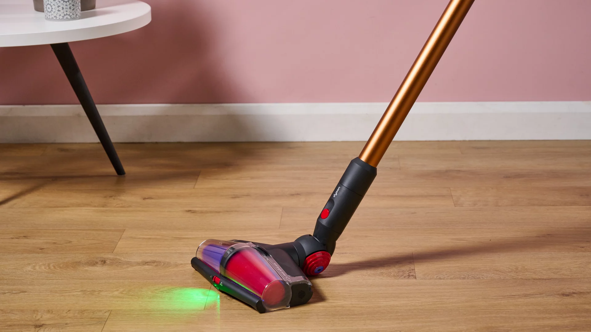 Новый флагманский пылесос Dyson сам решает, как убирать, чтобы экономить батарею