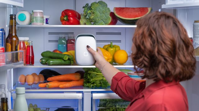 NQfG7SV2LUBha2HUr4pHSo Еда остается свежей дольше: как работает умный очиститель для холодильника.