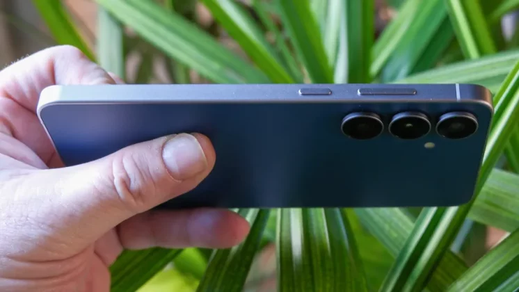 Обзор Samsung Galaxy S25 FE лучше чем iPhone 16e