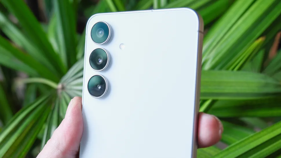 Обзор Samsung Galaxy S25 FE лучше чем iPhone 16e