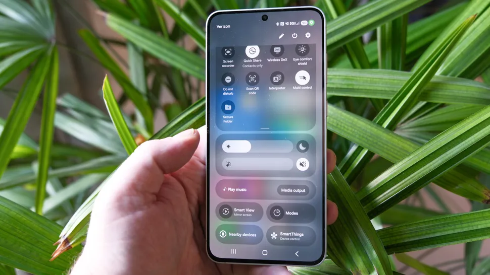 Обзор Samsung Galaxy S25 FE лучше чем iPhone 16e