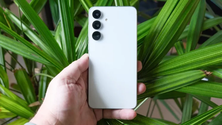 Обзор Samsung Galaxy S25 FE лучше чем iPhone 16e