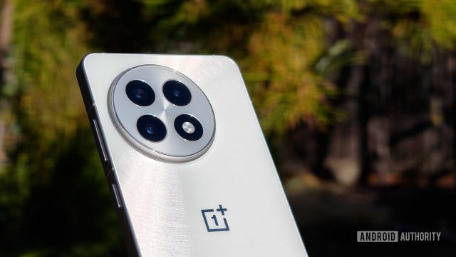 OnePlus-13R-review-image-back-cameras OnePlus станет первым: эксклюзивный доступ к Snapdragon 8 Gen 5