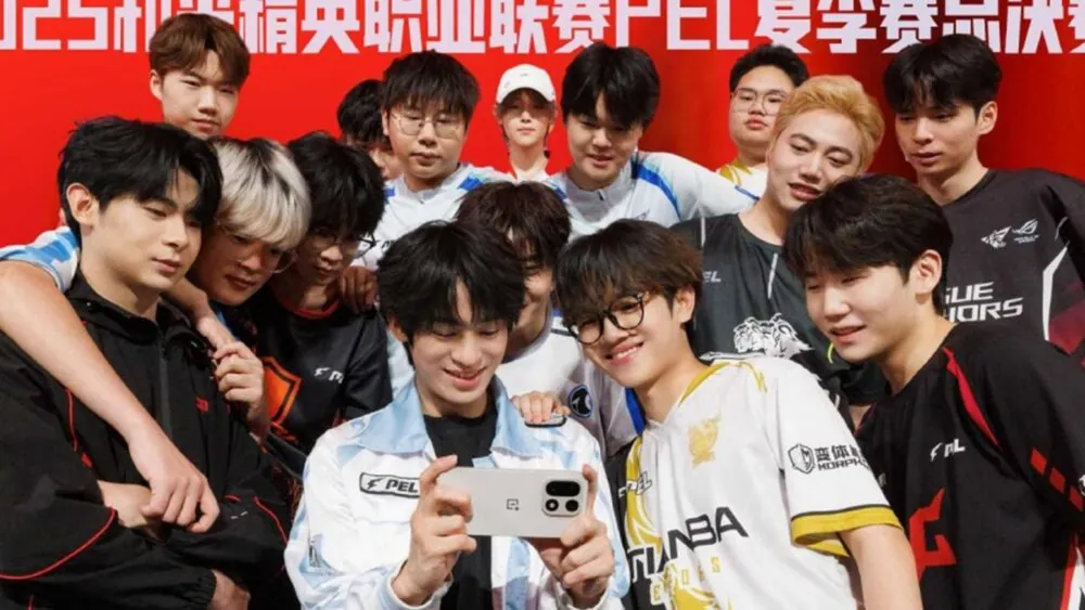 OnePlus 15 «слили» вживую. И его цвет — главная сенсация картинка OnePlus 15