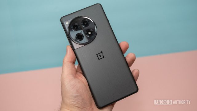 OnePlus 15 будет чернее черной дыры: утечка раскрыла цвета и странную разницу в весе