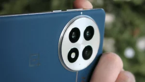 OnePlus 15: мощный апгрейд с одним бессмысленным нововведением