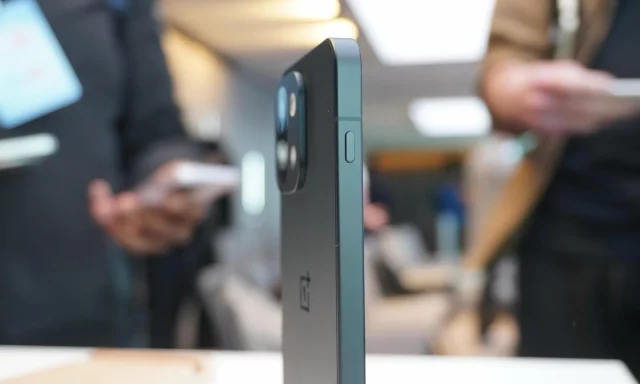 OnePlus донашивает за Apple? Утечка дизайна OnePlus 15 шокирует сходством со старым iPhone