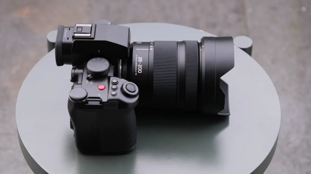 Обзор объектива Panasonic Lumix S 28-200 мм f/4-7.1 Macro O.I.S.: новый лучший друг для фотографа-путешественника картинка Panasonic Lumix S