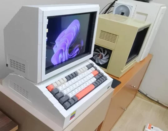 Компьютер в стиле Lego: энтузиаст создал уникальную сборку с OLED-монитором и клавиатурой! фото