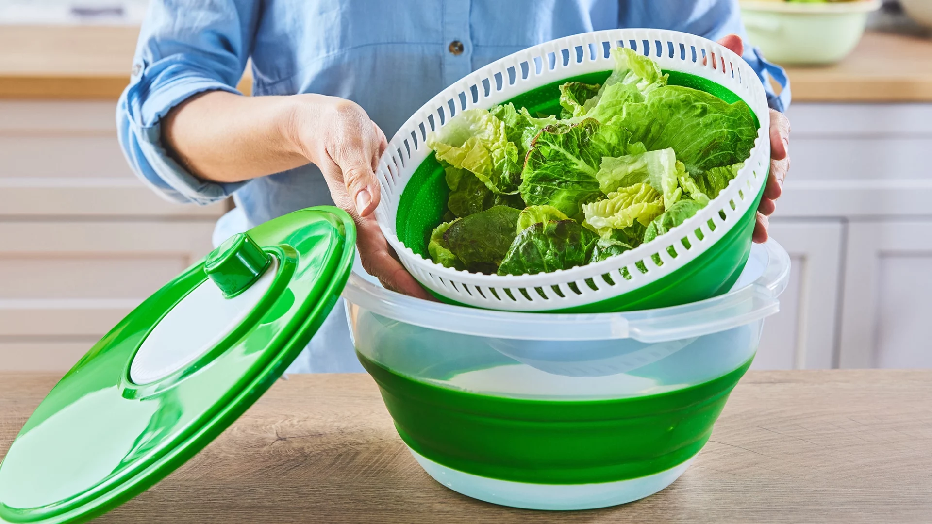 Плесень в ванной? Решение уже на вашей кухне: гениальный трюк с сушилкой для салата