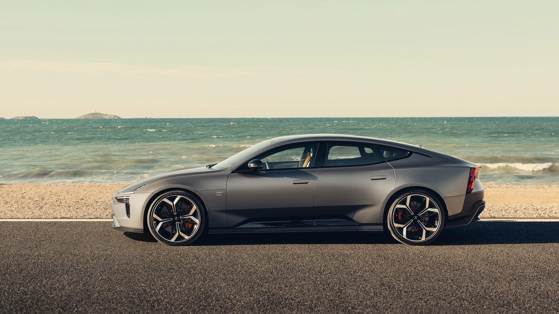 Porsche, берегись: Polestar 5 выходит на охоту с дизайном из будущего и мощью суперкара