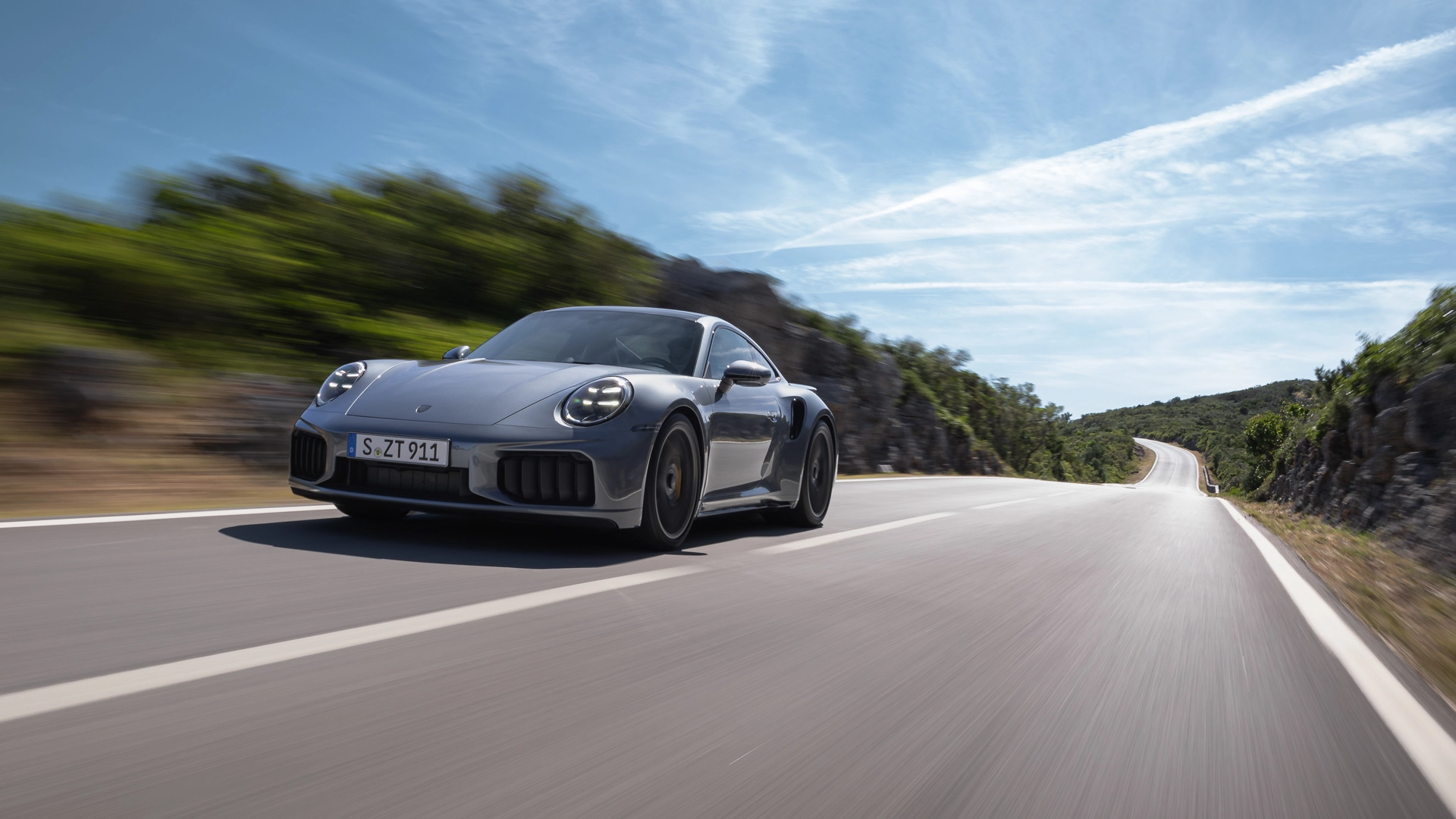 464933Porsche «электрифицировала» икону: встречайте самый мощный 911 в истории. И да, он гибрид