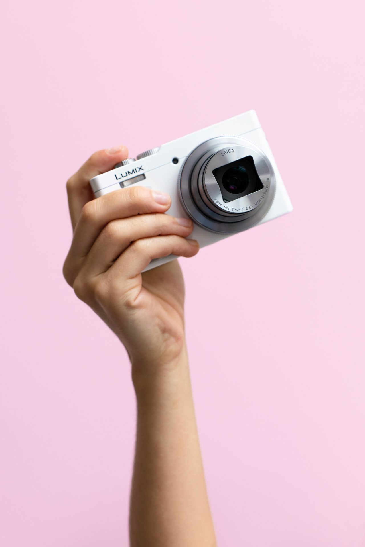 Элегантность в белом: Panasonic представляет новый компактный Lumix