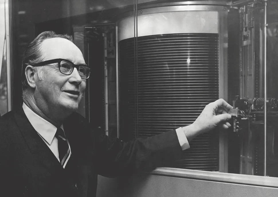 69 лет назад: как IBM создала первый жёсткий диск RAMAC 350 — революцию в мире данных! картинка Революция IBM RAMAC 350: 5 МБ размером с холодильник