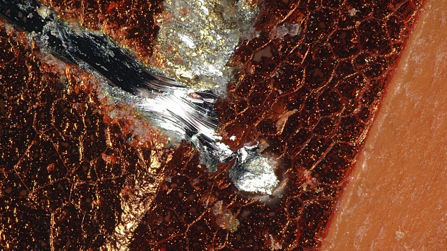 Хрупкий флагман: эксперт объяснил проблему царапин на iPhone 17 Pro картинка Хрупкий флагман: эксперт объяснил проблему царапин на iPhone 17 Pro