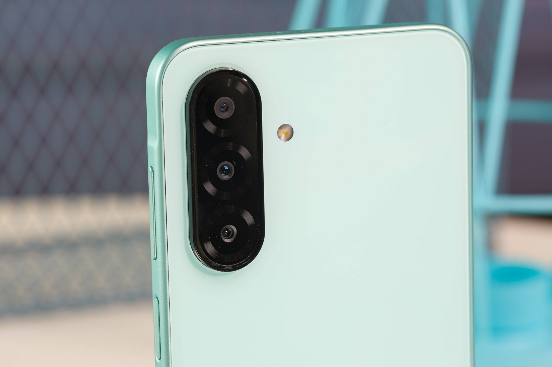 Samsung держит слово: бюджетный Galaxy A26 получает Android 16 и One UI 8 вслед за флагманами