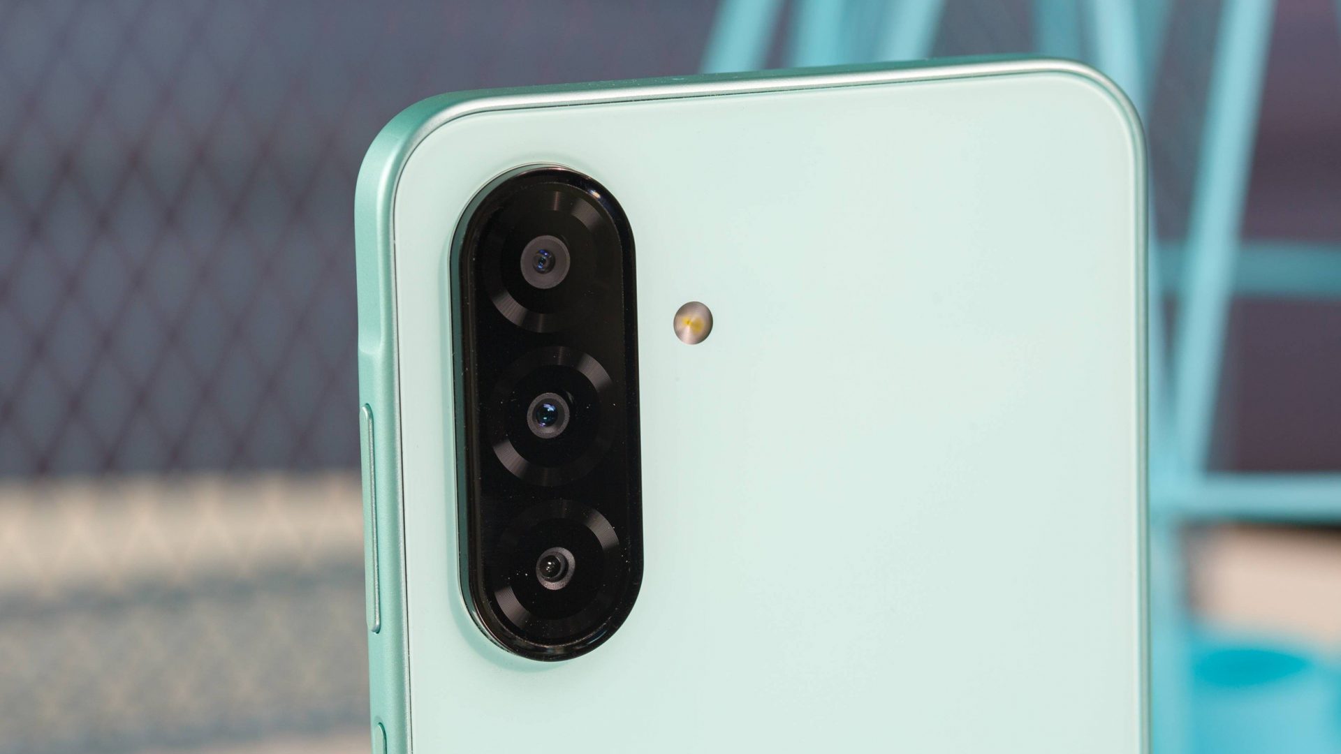 Samsung держит слово: бюджетный Galaxy A26 получает Android 16 и One UI 8 вслед за флагманами