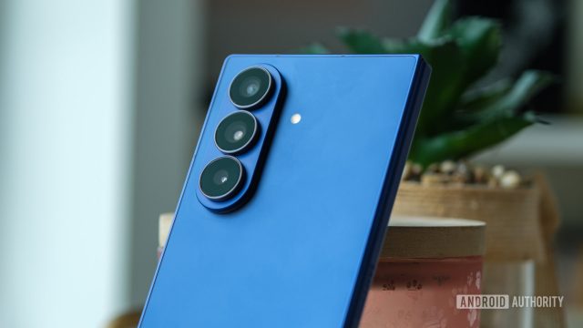 Дорогой дефект: почему у Galaxy Z Fold 7 слезает краска