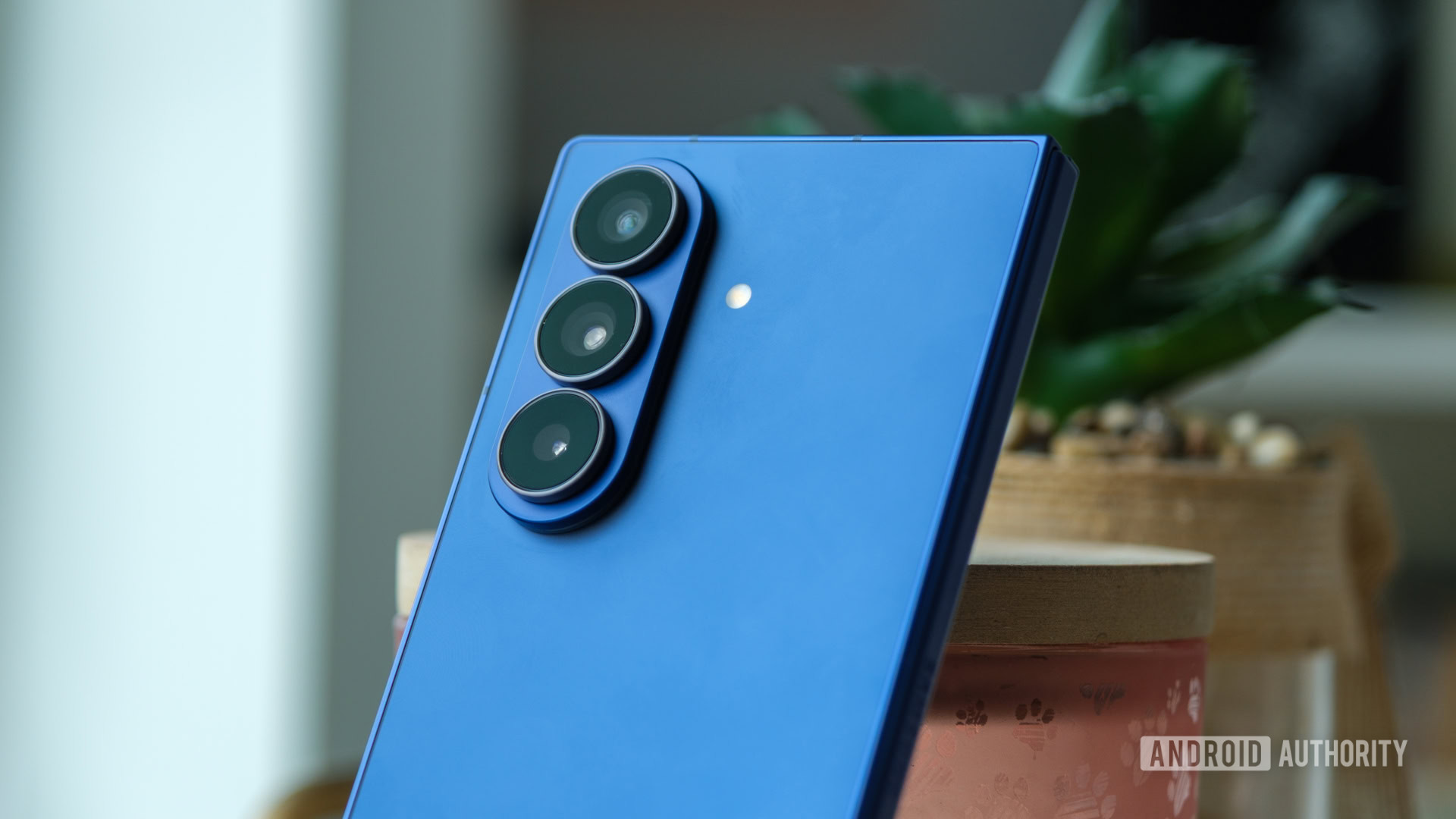 455512Дорогой дефект: почему у Galaxy Z Fold 7 слезает краска